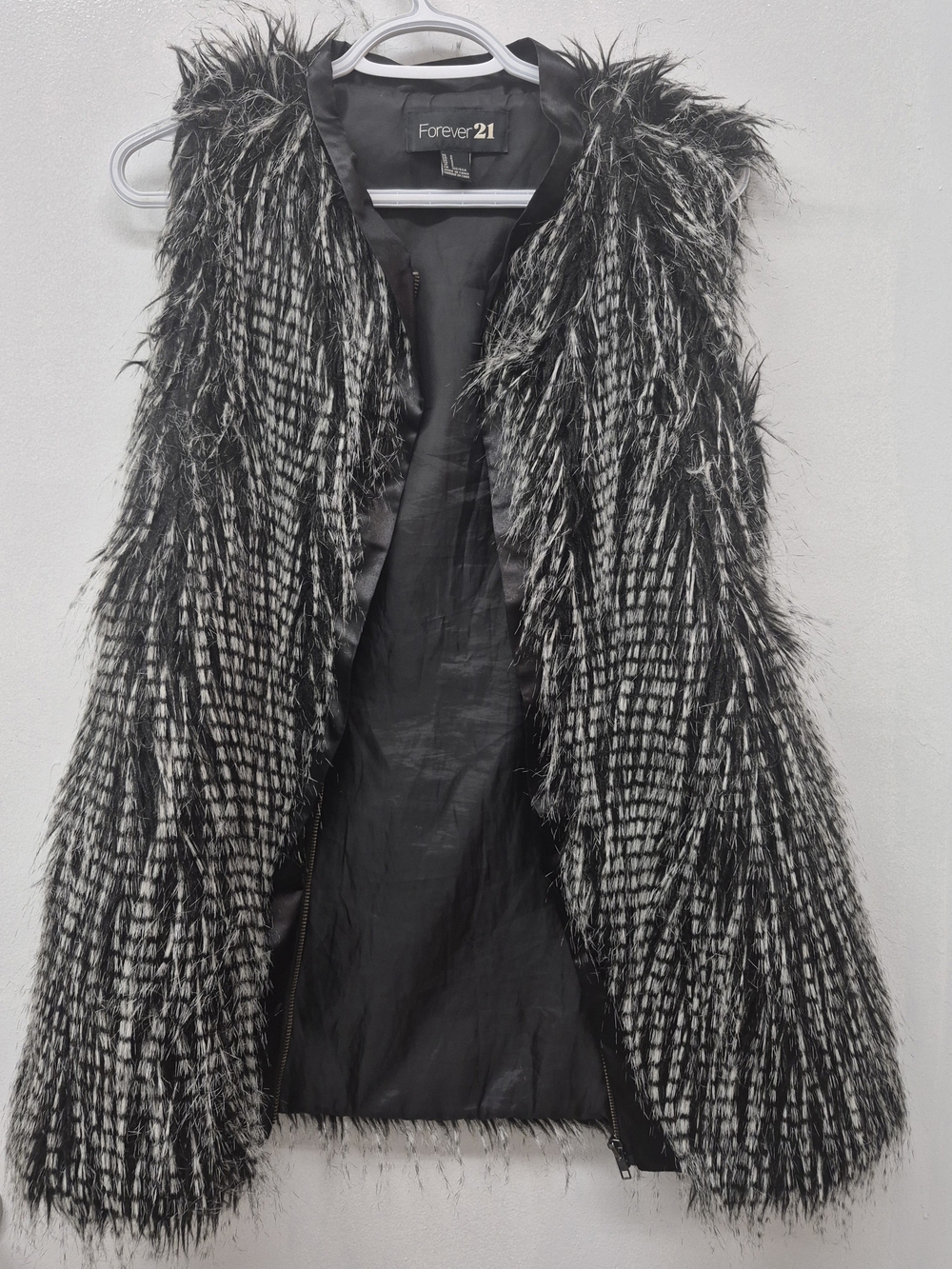 🌼5/$20 Forever 21 Black and White Faux Fur Teddy Vest